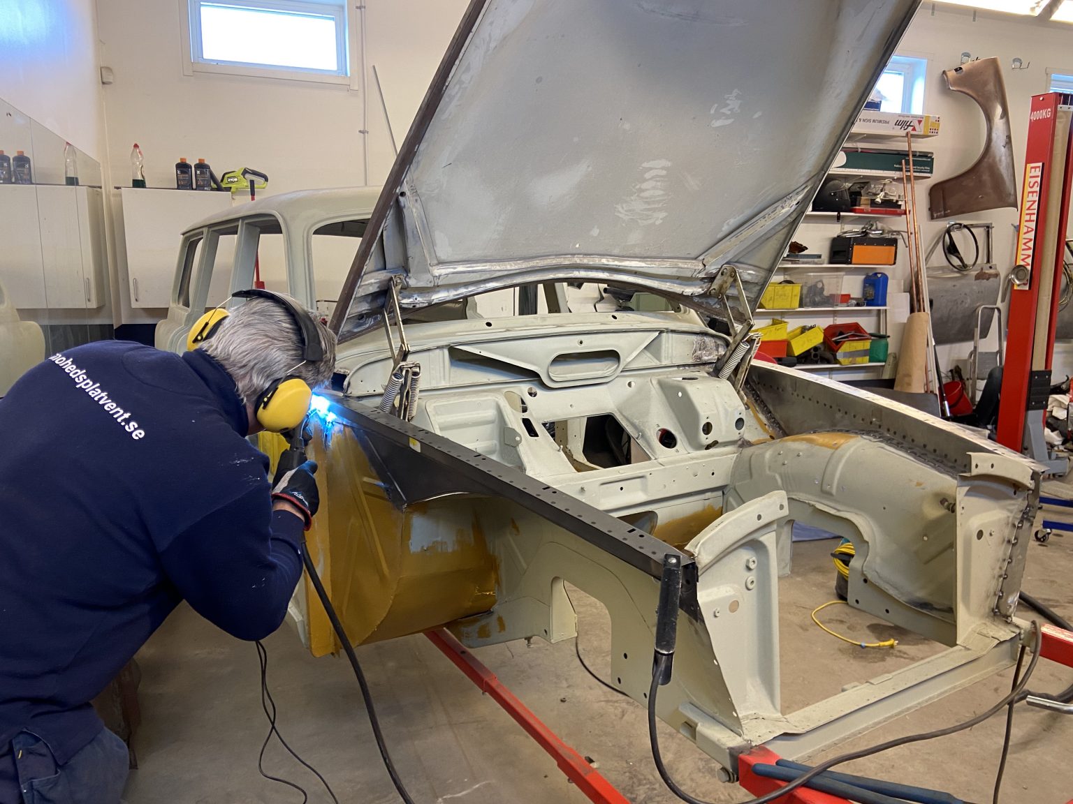 Primea och kitta svetsfogar i golv - Volvo Amazon67 Bilblogg